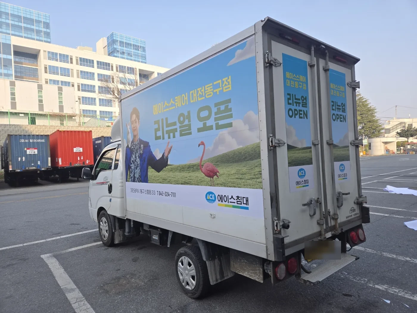 같은 차량을 뒤쪽에서 본 모습으로 측면과 후면 광고가 이어진 상태
